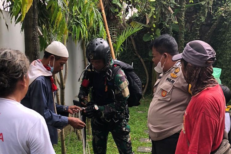 Penerjun payung korps Marinir TNI mendarat darurat di Ciganjur Jakarta Selatan pada Kamis. (9/2/2023) 