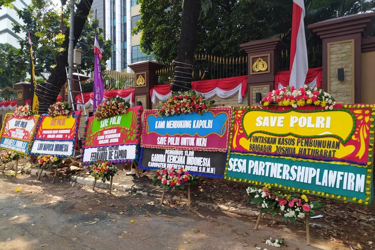Karangan bunga dukungan agar kasus kematian Brigadir J diusut tuntas berjejer di sekeliling gerbang Mabes Polri, Jakarta Selatan, Senin (8/8/2022). 