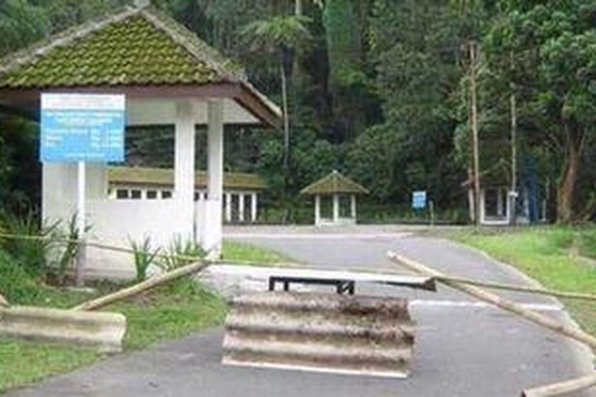 Pintu masuk ke bukit Plawangan yang jadi salah satu objek wisata alam di Kaliurang ditutup total, Senin (25/10/2010). Petugas memalangkan kayu dan bambu di dekat loket masuk dan juga gerbang menuju bukit Plawangan