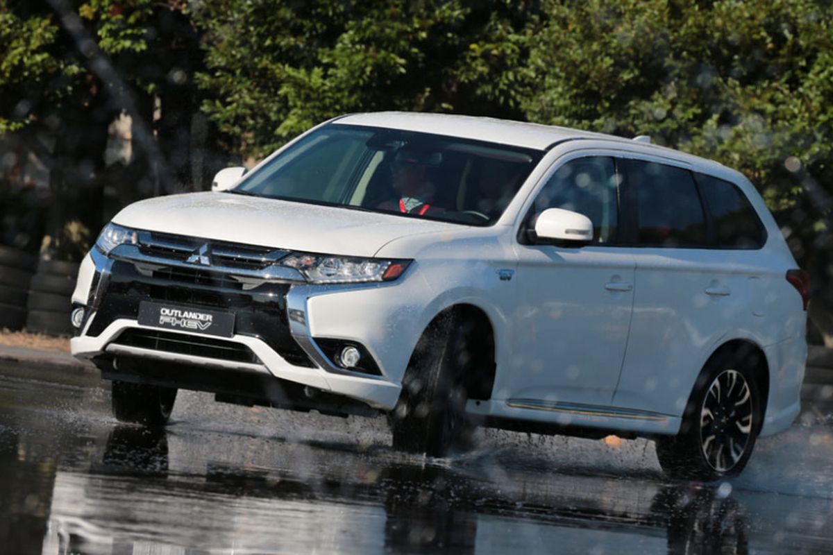 Kompas.com menjajal SUV terbaru Outlander PHEV di pabrik Mitsubishi di Okazaki, Jepang.