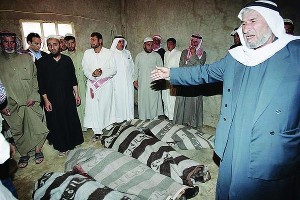 Warga Suriah berkabung di depan para korban tewas akibat serangan helikopter militer AS ke wilayah Suriah, di Sukkariyah, dekat kota Abu Kamal, Senin (27/10). Empat helikopter militer AS, Minggu, melepaskan tembakan dengan alasan mengejar kelompok perlawanan Irak yang masuk ke wilayah Suriah.  