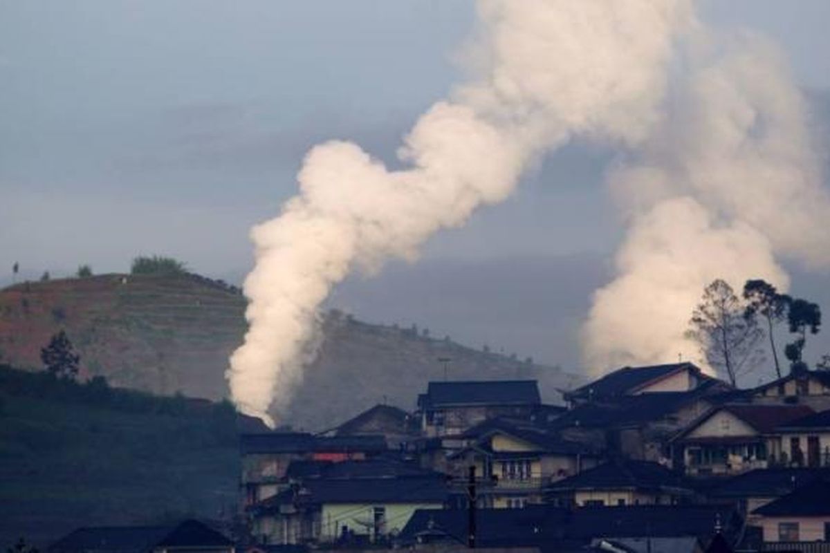 Gas buang keluar dari pipa panas bumi Pembangkit Listrik Tenaga Panas Bumi (PLTP) Dieng yang dikelola PT Geo Dipa Energi di Kecamatan Batur, Kabupaten Banjarnegara, Jawa Tengah, Minggu (14/4/2013). Potensi panas bumi di Dieng sebagai energi terbarukan sebenarnya sangat besar, yakni mencapai 400 megawatt.