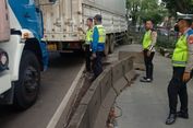 Truk Tronton Tabrak Separator Busway di Cengkareng, Lalin Sempat Macet