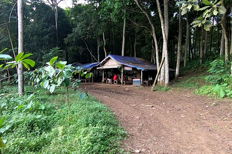 Warung di Pos2 Pendakian Gunung Penanggungan via Tamiajeng.