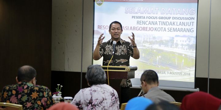Wali Kota Semarang, Hendrar Prihadi saat melakukan diskusi terkait rencana resosialisasi penutupan Lokalisasi Sunan Kuning Argorejo di Hotel Grasia, Semarang, Jawa Tengah, Kamis (9/8/2018).