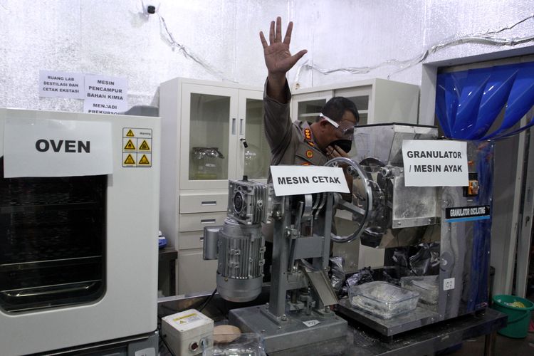 Polisi memeriksa alat pembuat narkotika jenis xanax, ganja sintetis dan ekstasi dalam ungkap kasus laboratorium gelap narkoba di Jalan Bukit Barisan, Klojen, Malang, Jawa Timur, Rabu (3/7/2024). Dari laboratorium gelap narkoba yang disebut sebagai terbesar se-Indonesia tersebut, polisi mengamankan delapan tersangka serta menyita barang bukti senilai Rp143,5 milliar yang terdiri dari tembakau sintetis atau tembakau gorila sebanyak 1,2 ton, 25.000 butir pil ekstasi, 25.000 butil pil xanax dan 40 kg bahan baku MDMB 4en PINACA atau setara dengan 2 ton xanax. 