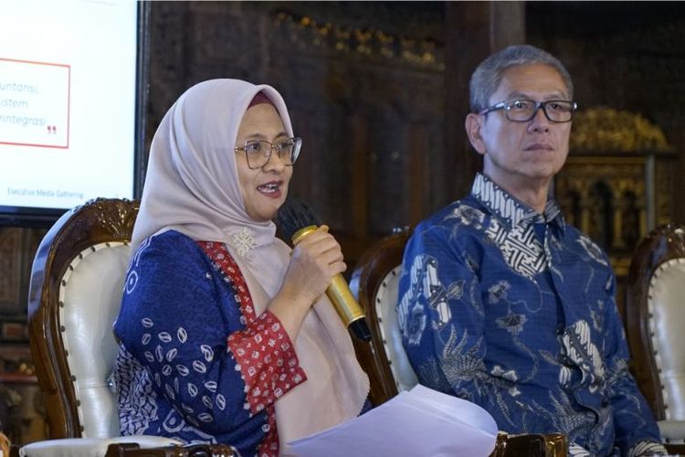 Direktur Utama Telkom Dian Siswarini dan Direktur Legal & Compliance Telkom  Andy Kelana pada agenda TelkomGroup Business Update yang diselenggarakan di Jakarta, pada Jumat (6/3). 