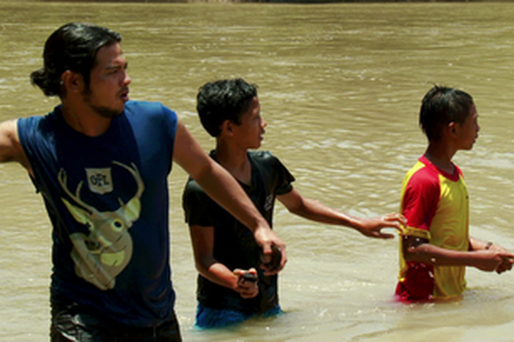 Ramon Y Tungka bersama anak-anak Desa Plana bermain sripat. 