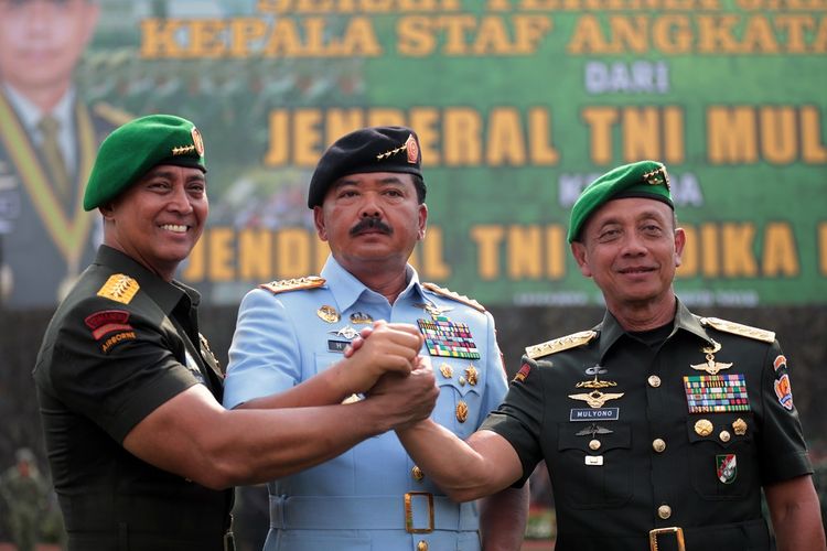 Panglima TNI Marsekal TNI Hadi Tjahjanto (tengah) melakukan salam komando dengan Kasad Jenderal TNI Andika Perkasa (kiri) dan pejabat lama Jenderal TNI Mulyono seusai serah terima jabatan Kasad di Mabes TNI AD, Jakarta, Kamis (29/11/2018). Jenderal TNI Andika Perkasa resmi menjabat Kasad menggantikan Jenderal TNI Mulyono yang akan memasuki masa pensiun. ANTARA FOTO/Ronny P/aww.