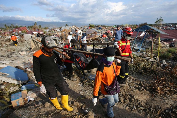 Tim SAR menemukan korban hilang akibat gempa bumi di Petobo, Palu, Sulawesi Tengah, Jumat (5/10/2018). Petobo menjadi salah satu wilayah yang paling parah terdampak gempa karena dilalui sesar Palu Koro.