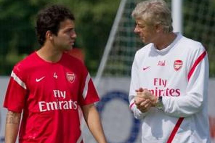 Gelandang asal Spanyol, Cecs Fabregas bersama pelatih Arsenal, Arsene Wenger. 