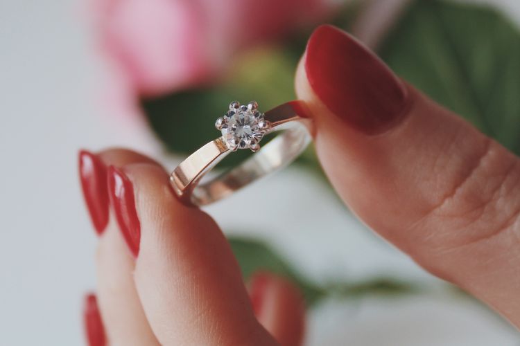 Ilustrasi cincin perak berhiaskan berlian.