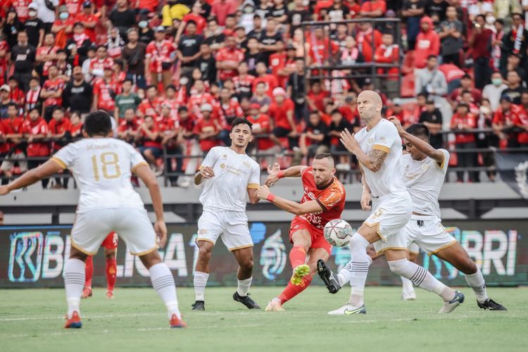Penyerang Bali United, Ilija Spasojevic, melepaskan tendangan dalam laga Liga 1 2022-2023 kontra Dewa United di Stadion Kapten I Wayan Dipta, Gianyar, Sabtu (10/9/2022).