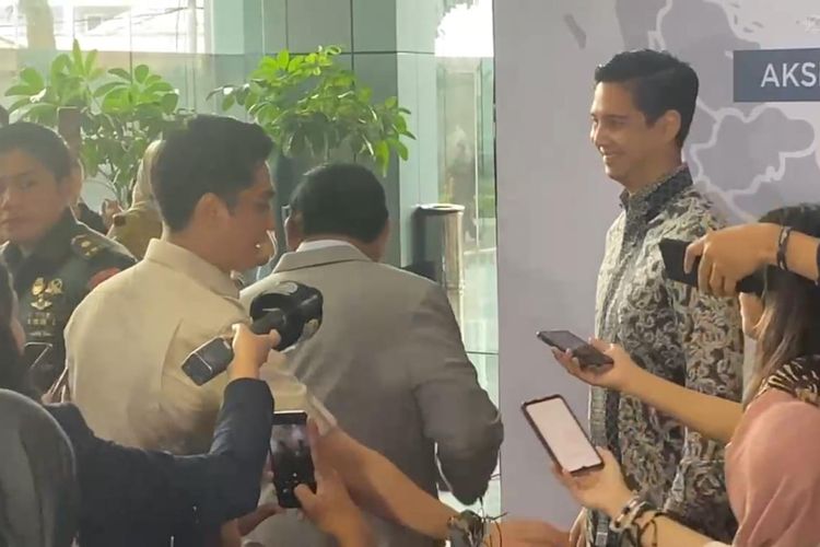 Bakal capres Koalisi Indonesia Maju Prabowo Subianto berlari kecil saat ditanya wartawan soal putusan MKMK di Menara Mega, Jakarta, Rabu (8/11/2023). 