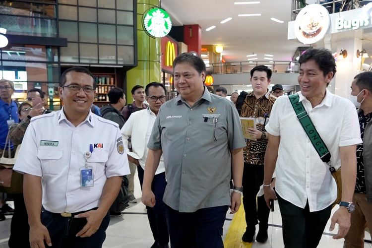 Menteri Koordinator (Menko) Bidang Perekonomian Airlangga Hartarto memantau aktivitas ekonomi masyarakat pascapancemi Covid-19 di Stasiun Kereta Api Gambir, Jakarta, Jumat (16/6/2023).
