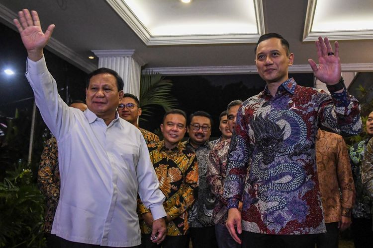 Ketua Umum Partai Gerindra Prabowo Subianto (kiri) bersama Ketua Umum Partai Demokrat Agus Harimurti Yudhoyono (kanan) didampingi sejumlah pimpinan partai memberikan keterangan pers usai melakukan pertemuan tertutup di Kertanegara, Jakarta, Jumat (24/6/2022). Pertemuan antara Partai Demokrat dan Partai Gerindra tersebut untuk mempererat komunikasi dan silaturahmi menjelang pemilu 2024. ANTARA FOTO/Galih Pradipta/foc.