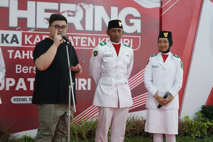 Bupati Mas Dito dalam acara ramah tamah bersama 74 pasukan Paskibraka di Ruang Joyoboyo, Kantor Pemkab Kediri, Jumat (18/8/2023).