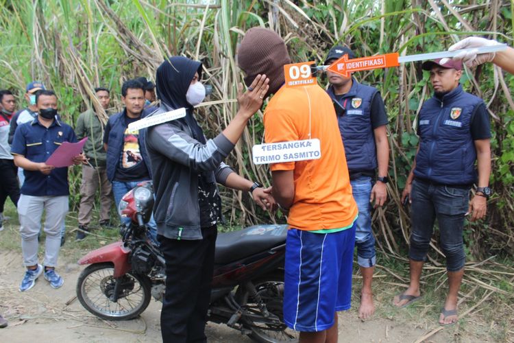 Polisi saat menggelar rekonstruksi pembunuhan Melissa oleh tersangka Trimo di Kecamatan Kandat, Kabupaten Kediri, Jawa Timur, Kamis (29/9/2022).
