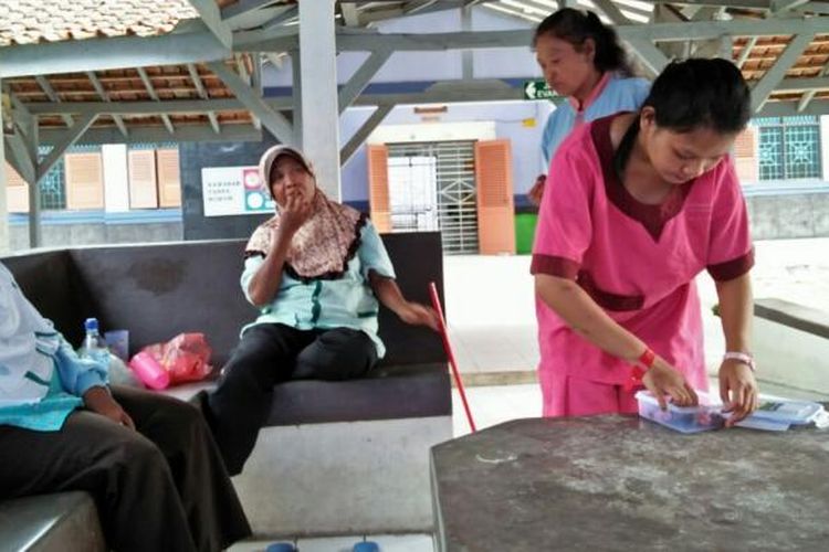 Foto : Fadila Rahmatika, tenaga kerja wanita asal Ponorogo yang menjadi korban penyiksaan majikannya di Singapura saat masih dirawat di Rumah Sakit Jiwa Solo. (Foto : Erwiana Sulistyaningsih) 