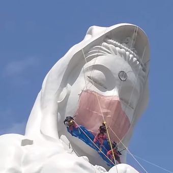 Sebuah patung Dewi Kwan Im berukuran besar di kuil Houkokuji Aizu Betsuin, Prefektur Fukushima, Jepang, dipasangi ?masker? khusus pada Selasa (15/6/2021).