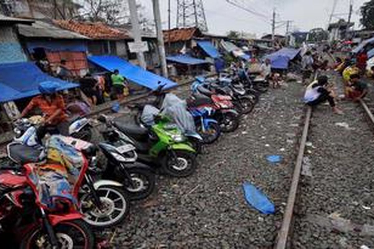 Terhentinya operasional kereta api karena banjir dimanfaatkan warga kawasan Bongkaran, Tanah Abang, Jakarta, untuk menjadi tempat pengungsian, Jumat (18/1/2013). Kawasan rel kereta dijadikan pengungsian karena letaknya lebih tinggi daripada permukiman mereka yang kebanjiran.