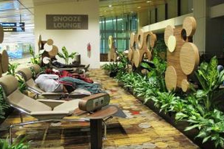 Snooze Lounge dilengkapi kursi yang nyaman untuk merebahkan diri bagi para pelancong yang ingin beristirahat.