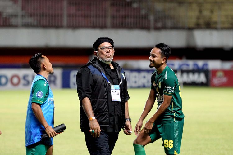 Pelatih Persela Lamongan Iwan Setiawan bercanda dengan pemain Persebaya Surabaya seusai pertandingan pekan ke 8 Liga 1 2021 yang berakhir dengan skor 1-1 di Stadion Maguwoharjo Sleman, Kamis (21/10/2021) malam.