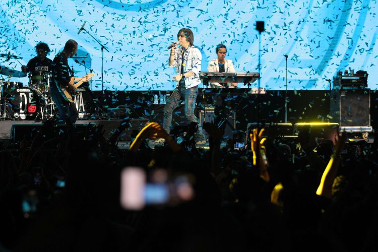 Once Mekel (tengah) vokalis Dewa19 tampil di Tamagochill Festival Tennis Indoor Senayan, Jakarta Pusat, Kamis (21/11/2019). Jadi band penutup Dewa19 sukses buat penonton bernostalgia.
