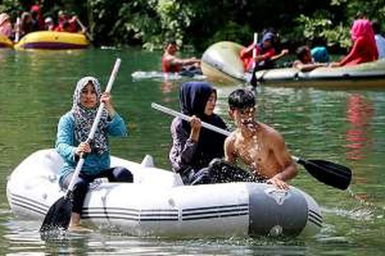 Pengunjung menikmati jernihnya Sungai Brayeun, Leupung, Kabupaten Aceh Besar, Minggu (3/1/2016). Sungai Brayeun menjadi obyek wisata alternatif bagi wisatawan saat berkunjung ke Aceh Besar. Minat wisatawan berkunjung ke Sungai Brayeun pun meningkat.