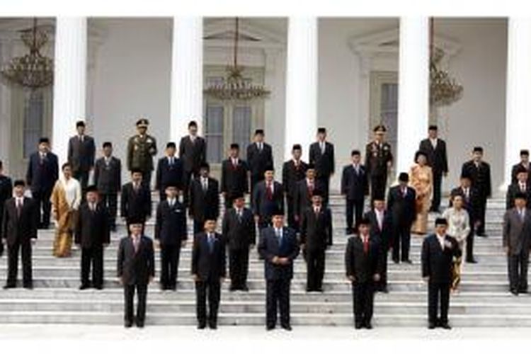 Presiden Susilo Bambang Yudhoyono dan Wakil Presiden Boediono beserta jajaran Menteri Kabinet Indonesia Bersatu II berfoto usai pelantikan di depan Istana Negara, Jakarta Pusat, Kamis (22/10). 