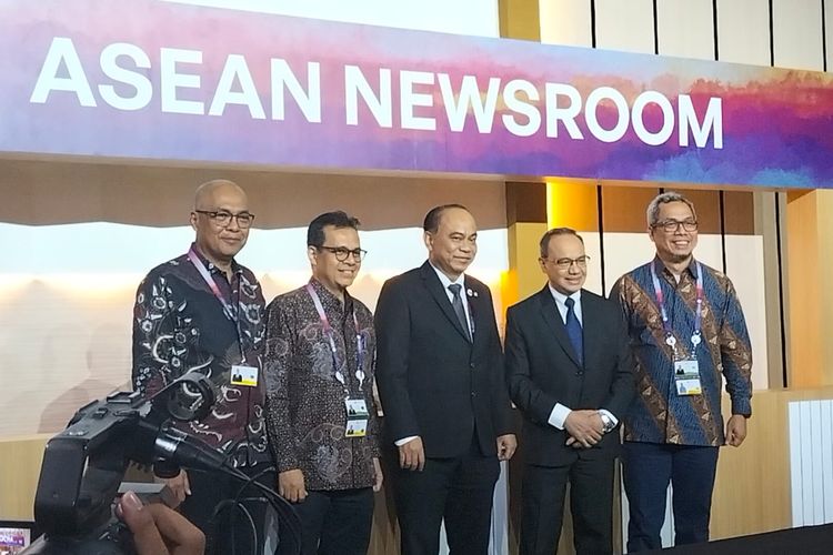 Menteri Komunikasi dan Informatika, Budi Arie Setiadi (tengah) meresmikan ASEAN Newsroom di sela-sela Konferensi Tingkat Tinggi (KTT) ke-43 di Jakarta Convention Center (JCC) Senayan, Jakarta Pusat, Senin (4/9/2023).
