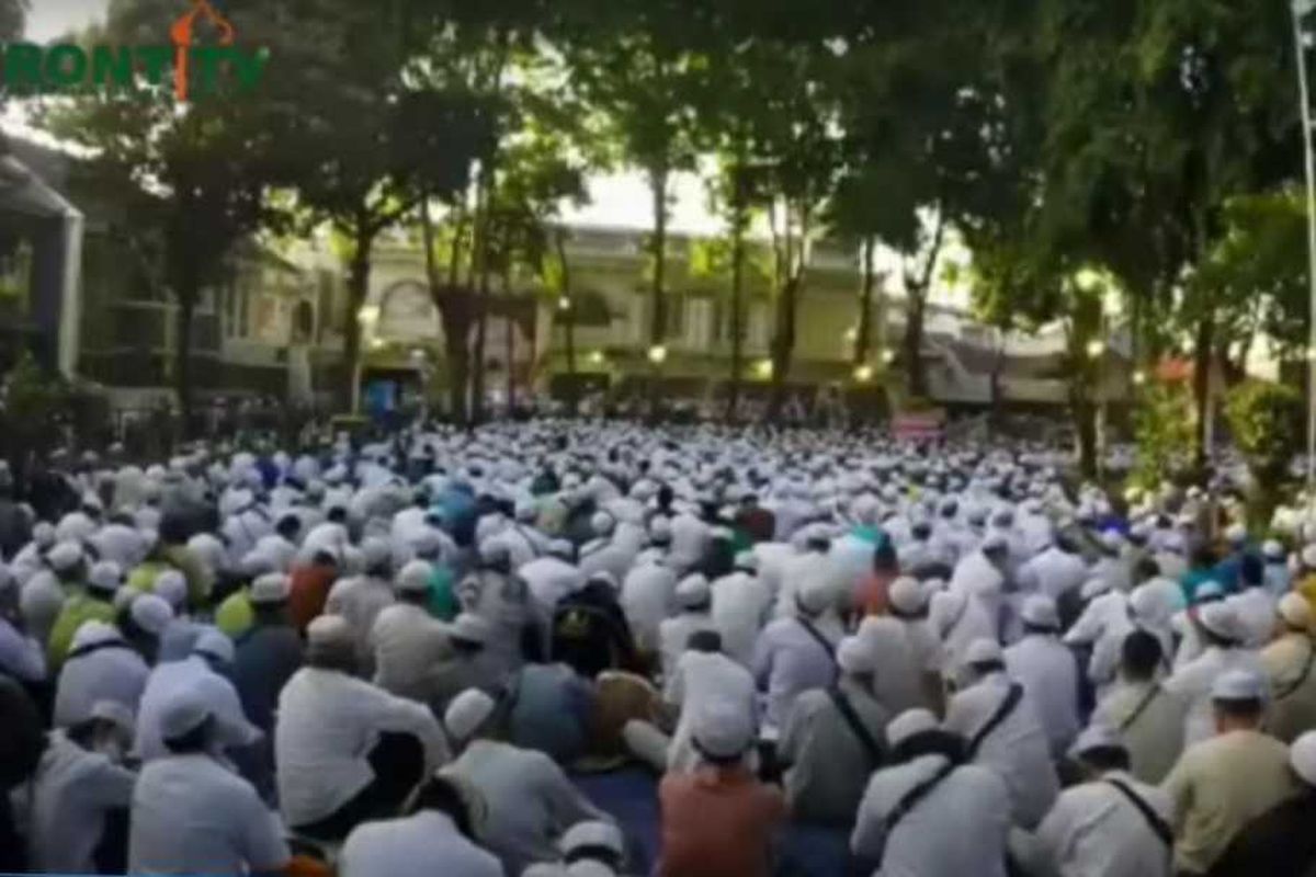 Kerumunan jamaah peringatan Maulid di Tebet Jakarta Selatan, Jumat (13/11/2020)