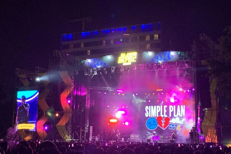Simple Plan tampil di hari pertama Everblast Festival 2023 di Gambir Expo Kemayoran, Jakarta Pusat, Sabtu (4/3/2023).