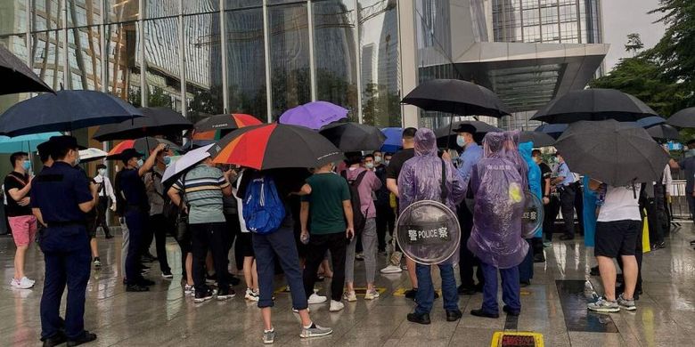 Puluhan investor beserta kontraktor nampak mendatangi kantor China Evergrande Group pada Selasa (14/09/2021) waktu setempat