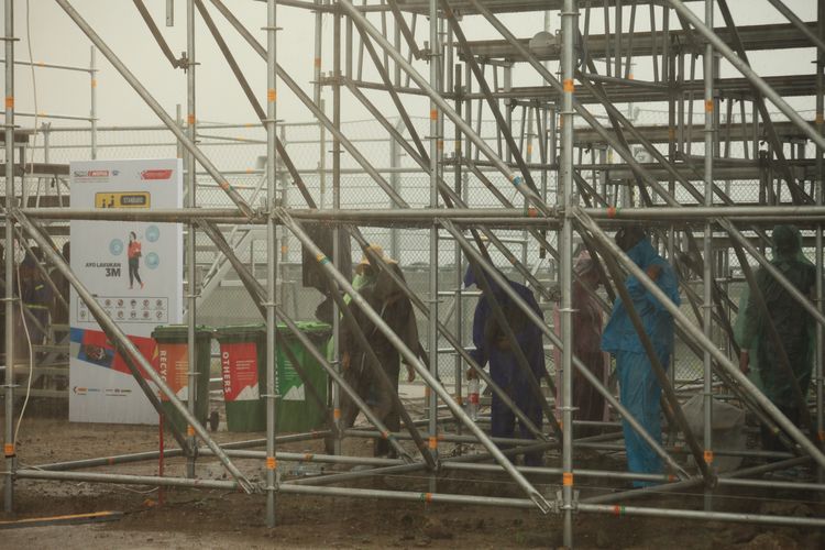 Penonton WSBK Mandalika berteduh di bawah tribune penonton karena hujan deras jelang Race 1 di Sirkuit Mandalika, Sabtu (20/11/2021).