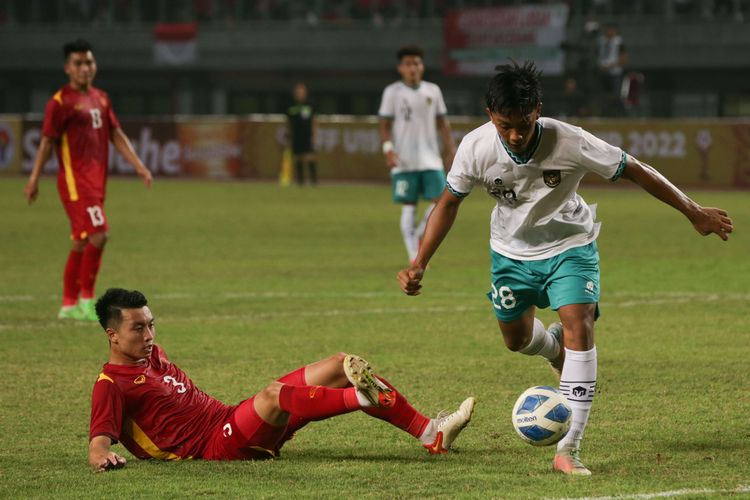 Pemain Timnas U19 Indonesia Rabbani Tasnim menggiring bola saat melawan Vietnam pada laga perdana Grup A Piala AFF U19 2022 di Stadion Patriot Candrabhaga, Bekasi, Jawa Barat, Sabtu (2/7/2022) malam WIB. Kedua tim bermain imbang tanpa gol.