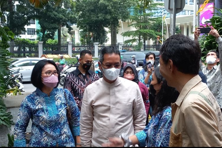 Penjabat Gubernur DKI Jakarta Heru Budi Hartono mendatangi ruang publik M Bloc, Jakarta Selatan, pada Jumat (25/11/2022) sore.  Heru didampingi Wakil Menteri II BUMN Kartika Wirjoatmodjo dan Direktur Utama Peruri Dwina Septiani Wijaya.