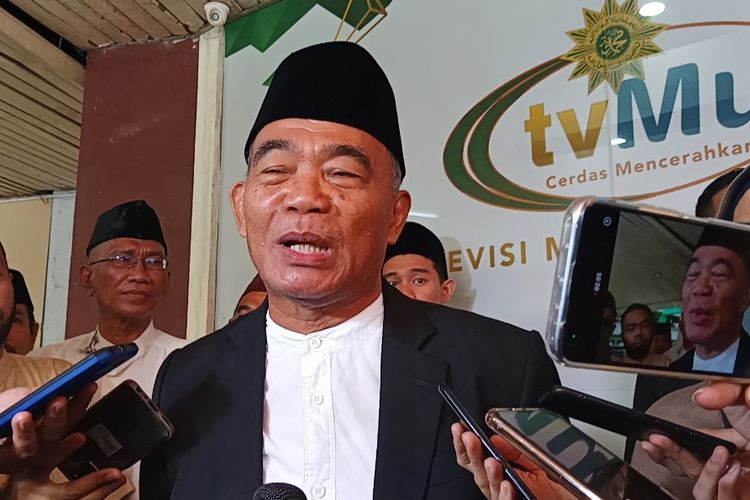 Menko PMK Muhadjir Effendy memberikan keterangan pers di Kantor PP Muhammadiyah, Jakarta Pusat, Jumat (21/4/2023).