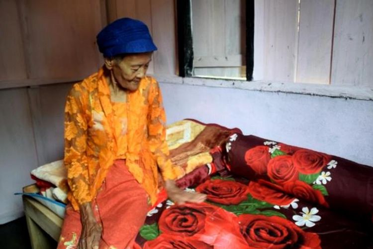 Nenek Julaeha (90), sangat senang setelah gubuk tuanya rombak menjadi rumah semi permanen yang sangat layak untuk dihuni. Kini Nenek Julaeha sudah merasa nyaman untuk tinggal dalam rumahnya sendiri