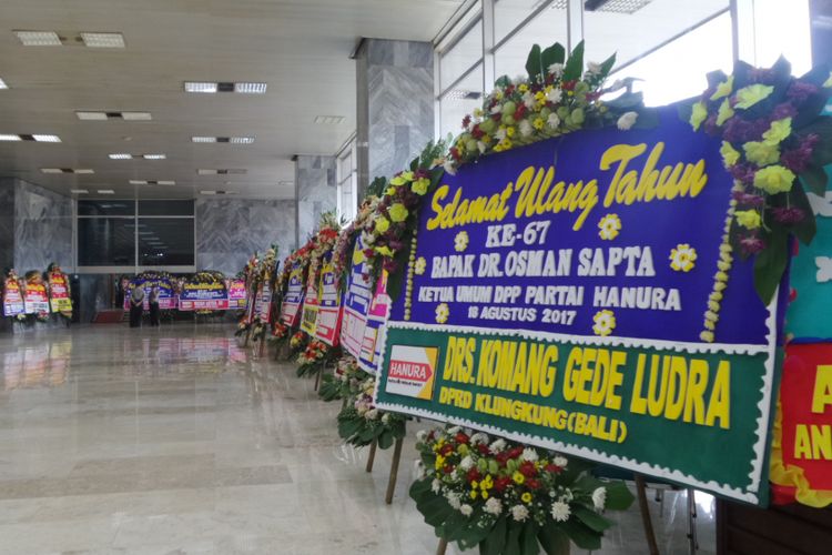 Sejumlah karangan bunga menghiasi lobi Nusantara III Kompleks Parlemen, Senayan, Jakarta, Jumat (18/8/2017). Karangan bunga dikirim untuk memberi selamat kepada Ketua DPD Oesman sapta Odang yang berulang tahun ke-67.