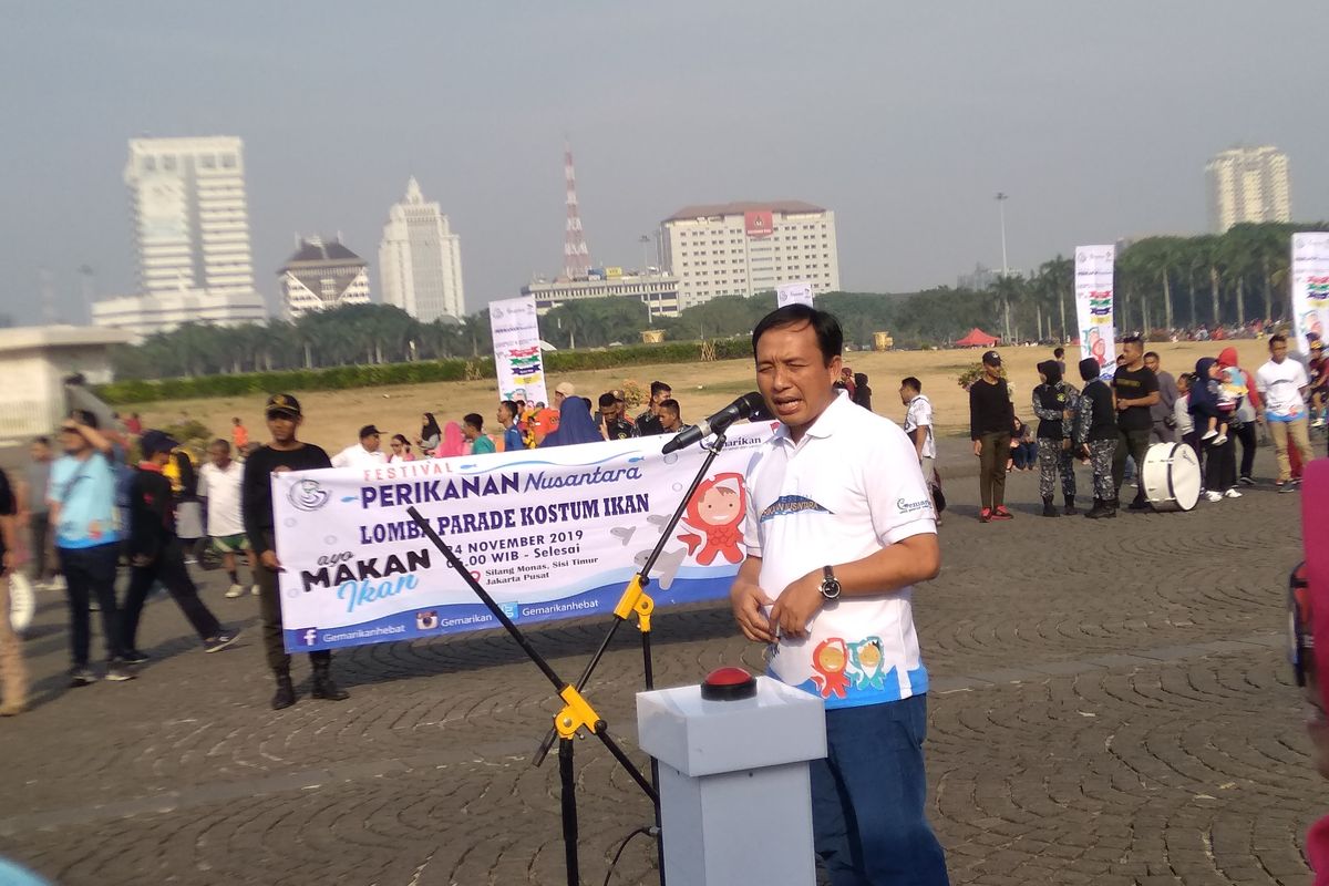 Direktur Jenderal Penguatan Daya Saing Produk Kelautan dan Perikanan (PDSPKP) Kementerian Kelautan dan Perikanan (KKP) Agus Suherman memberikan sambutan di Monas, Jakarta, Minggu (24/11/2019).