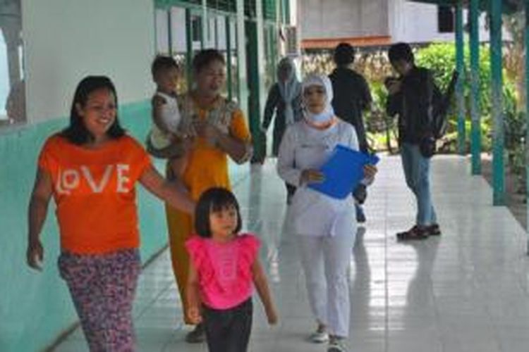 Zakirul (2) penderita penyakit aneh digendong ibunya disamping perawat meninggalkan rumah sakit.