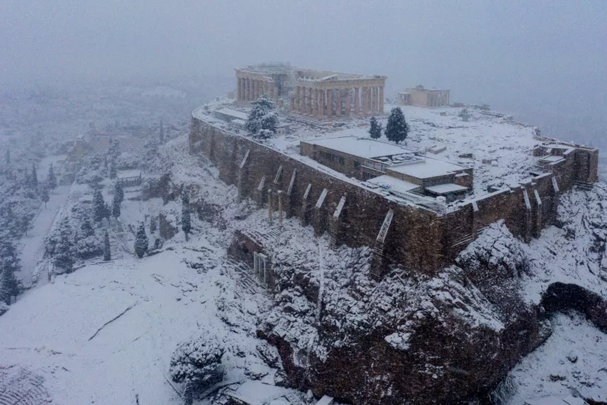 Acropolis di Athena diselimuti salju, Selasa (16/2/2021).
