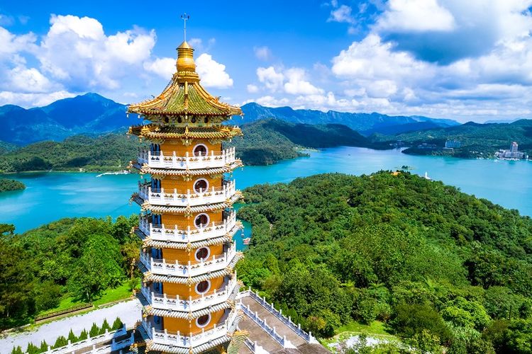 Ilustrasi Taiwan - Pemandangan Ci En Pagoda yang terletak dekat dengan Sun Moon Lake di Nantou.