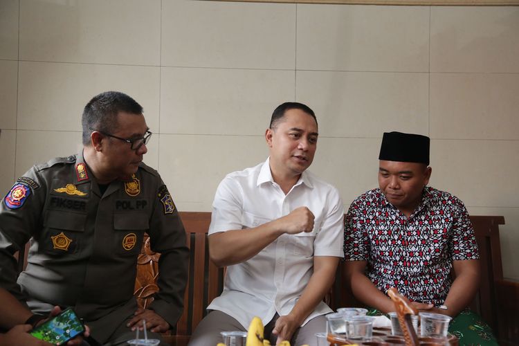 Wali Kota Surabaya Eri Cahyadi menjenguk petugas Satpol PP yang jadi korban penganiayaan oknum buruh, Minggu (3/11/2023).