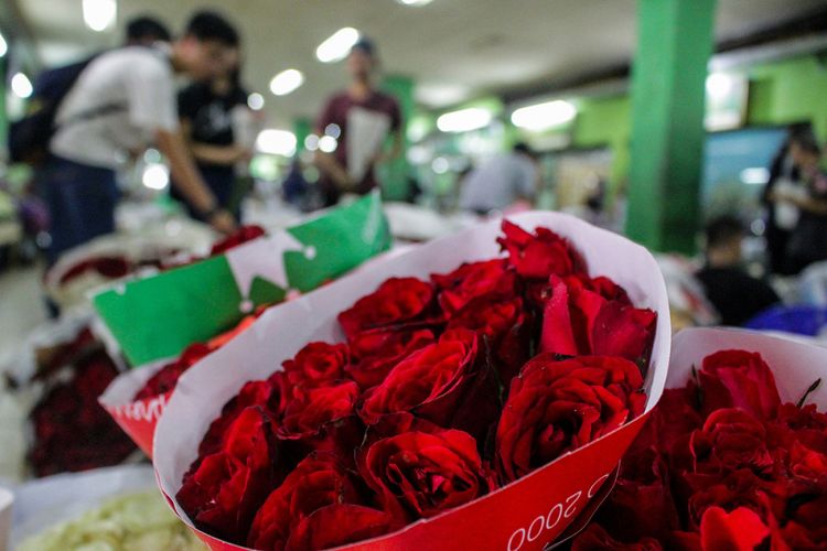 Pembeli memilih bunga mawar yang dijual di Pasar Bunga Rawa Belong, Jakarta, Rabu (13/2/2019). Menjelang Hari Kasih Sayang (Valentine Day), harga bunga mawar naik hingga dua kali lipat dari harga biasanya Rp 30 ribu menjadi Rp 50 ribu - Rp 70 ribu per ikat.
