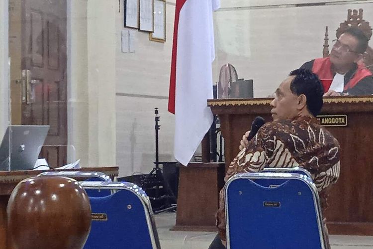 Rektor Untirta Fatah Sulaiman saat menjadi saksi dalam sidang suap Unila di Pengadilan Tipikor Tanjung Karang, Selasa (7/2/2023).