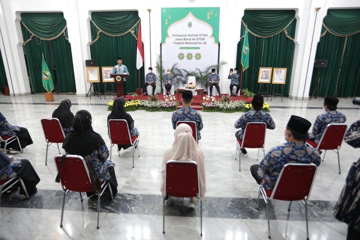 Gubernur Jawa Barat (Jabar) Ridwan Kamil saat melepas Kafilah Seleksi Tilawatil Qur'an dan Hadis (STQH) Jabar dalam rangka mengikuti STQH Tingkat Nasional ke XXVI Tahun 2021 ke Kota Sofifi, Maluku Utara di Gedung Sate, Kota Bandung, Rabu (13/10/2021).
