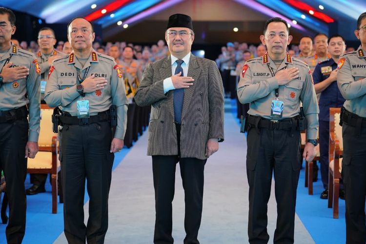 Ketua Komisi Percepatan Reformasi Polri, Jimly Asshiddiqie (tengah) dalam acara Apel Kasatwil 2025 Polri di Cikeas, Jawa Barat, Senin (24/11/2025).