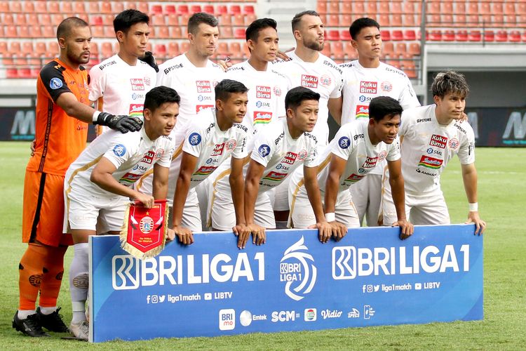 Pemain Persija Jakarta foto bersama sebelum laga pekan ke-26 Liga 1 2023-2024 melawan Arema FC yang berakhir dengan skor 3-2 di Stadion Kapten I Wayan Dipta Gianyar, Senin (26/2/2024) sore. 